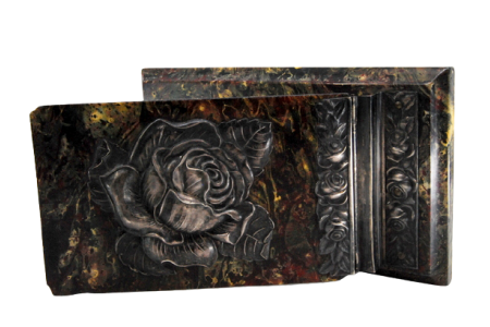 Porta blocos em pedra com tons de vermelho aplicações em prata e flor em relevada na tampa.